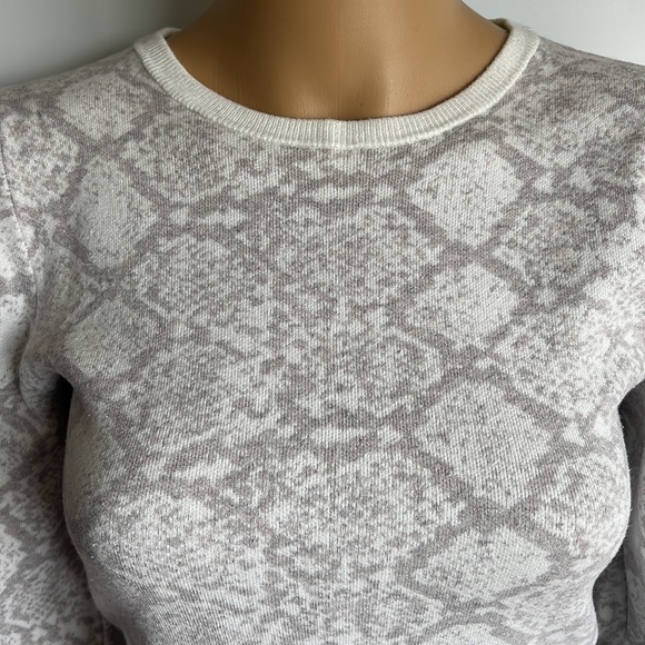 Express White Patterned Sweater - Picture 5 of 10